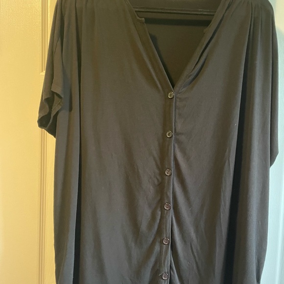 Short sleeve button up black tshirt - Picture 2 of 6